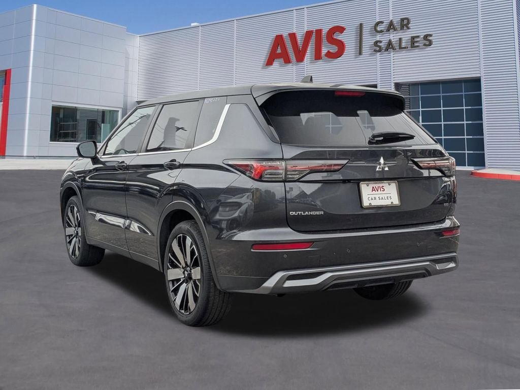 Used 2025 Mitsubishi Outlander SE FWD image 3
