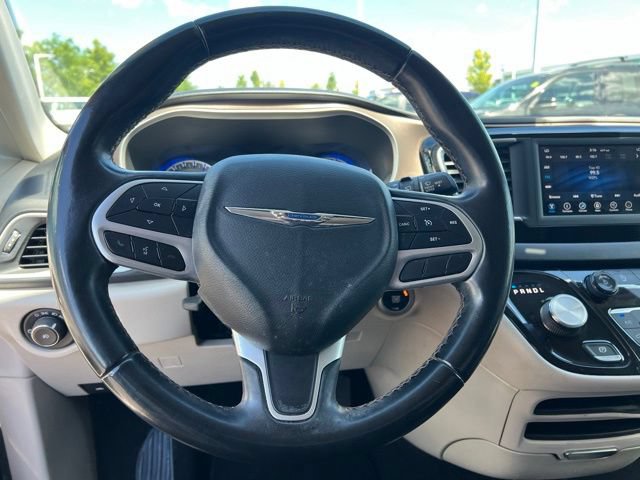 Used 2018 Chrysler Pacifica Touring-L FWD image 13