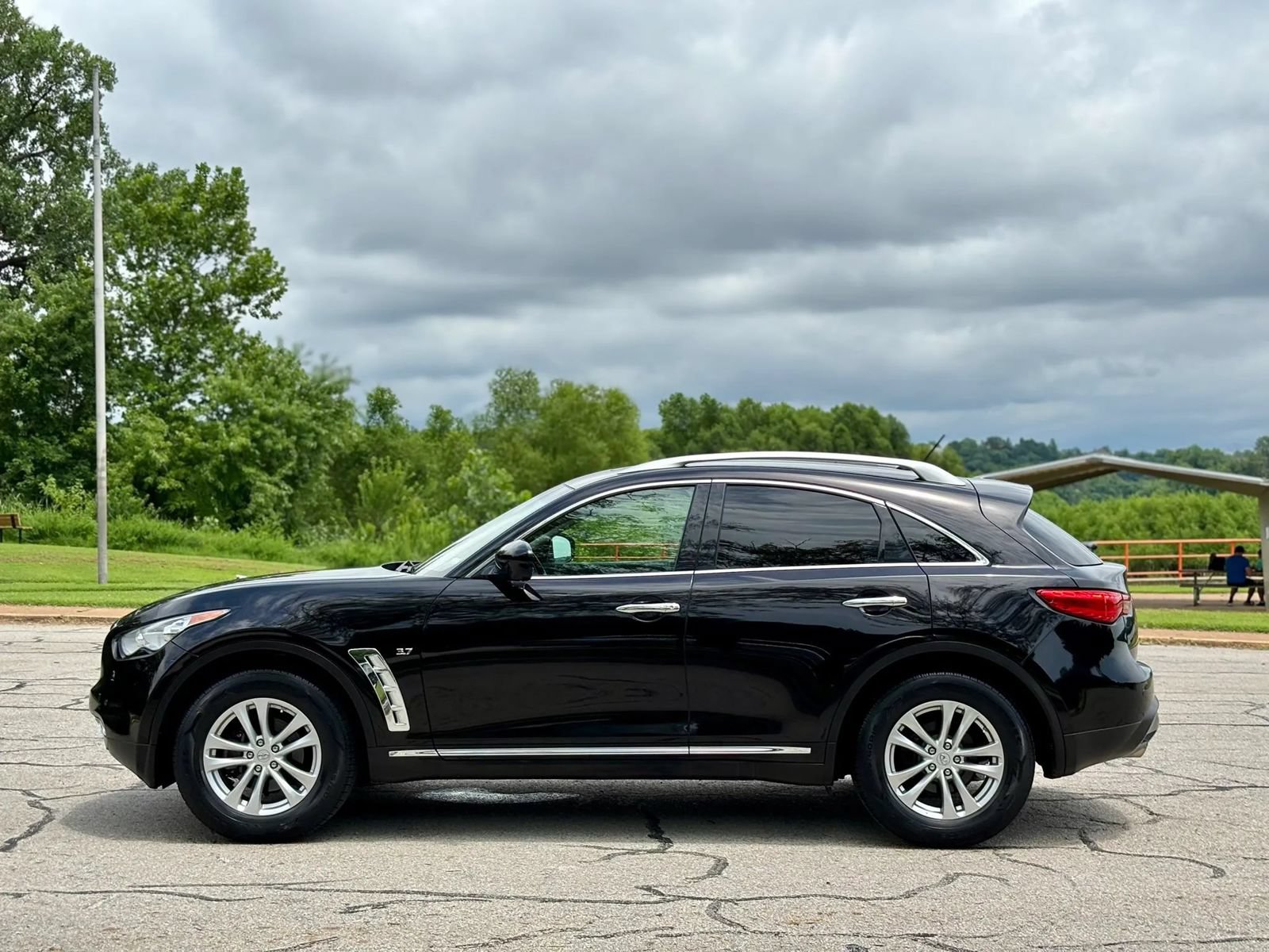 Used 2017 INFINITI QX70 AWD w/ Premium Package image 9