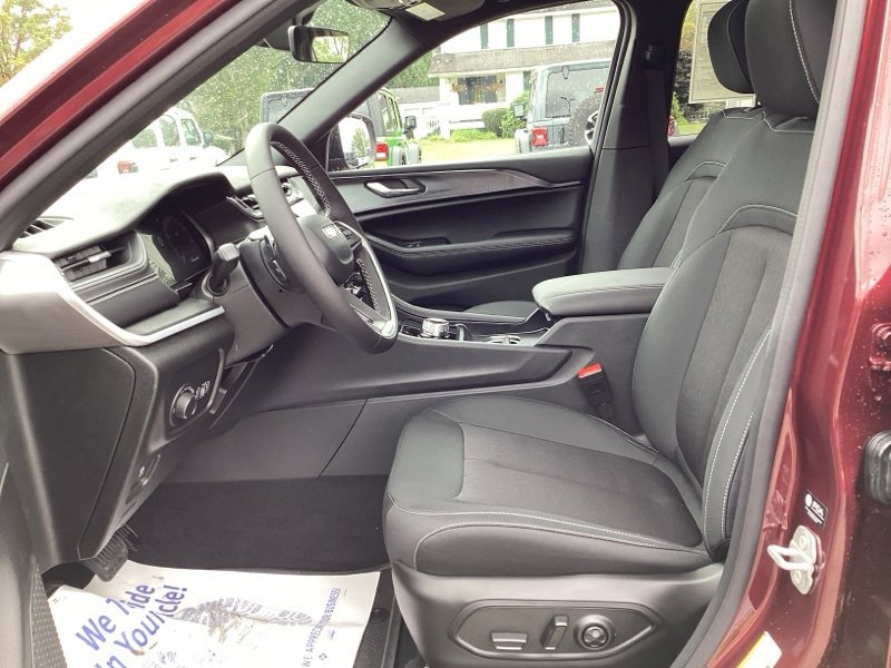 New 2025 Jeep Grand Cherokee Laredo w/ Luxury Tech Group I image 29