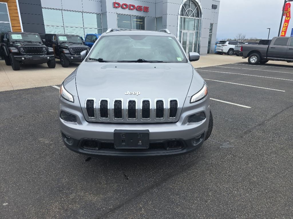 Used 2017 Jeep Cherokee Latitude w/ Cold Weather Group AWD/4WD image 2
