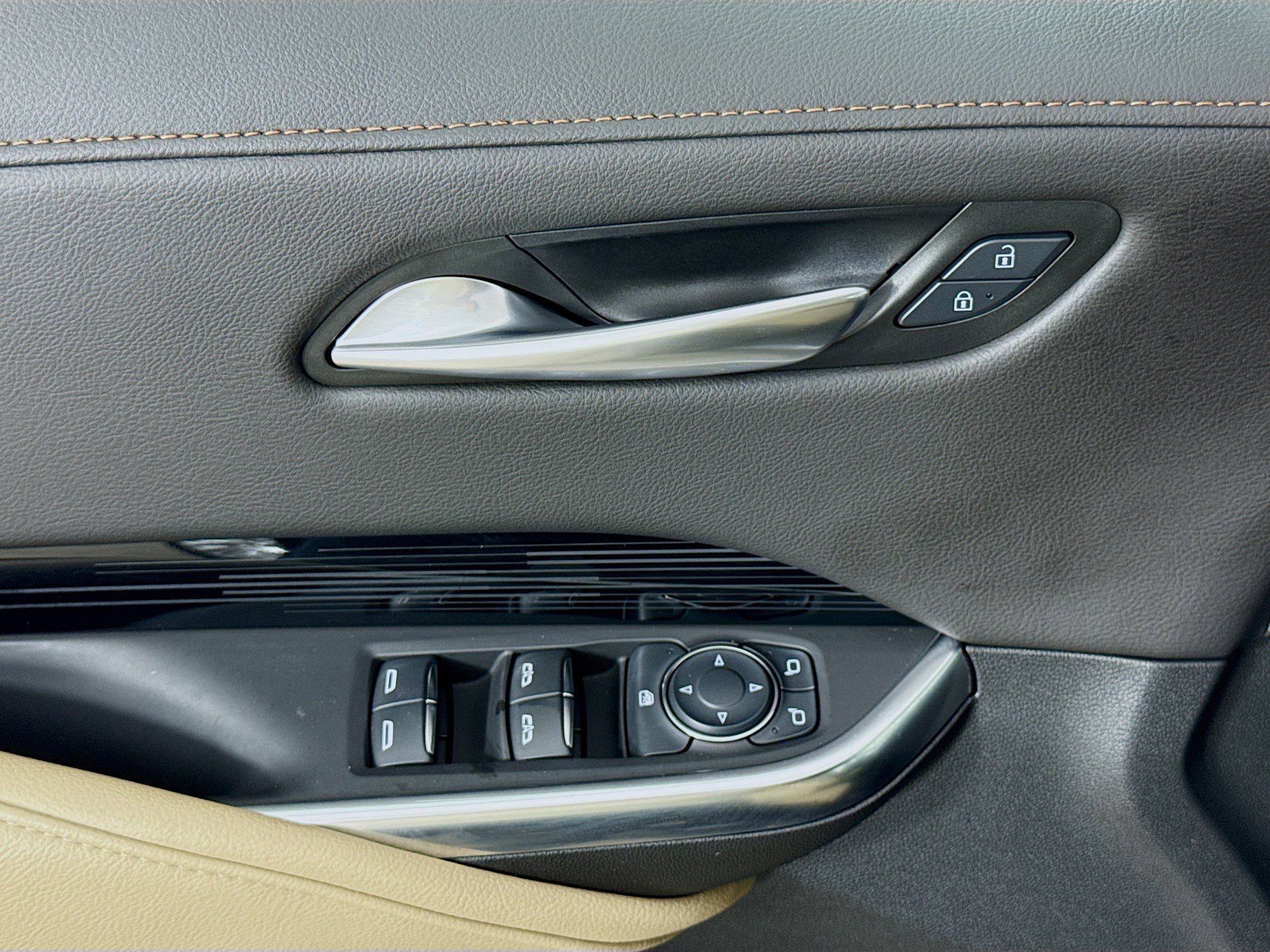 Used 2024 Cadillac XT4 Luxury w/ Cold Weather Package image 18