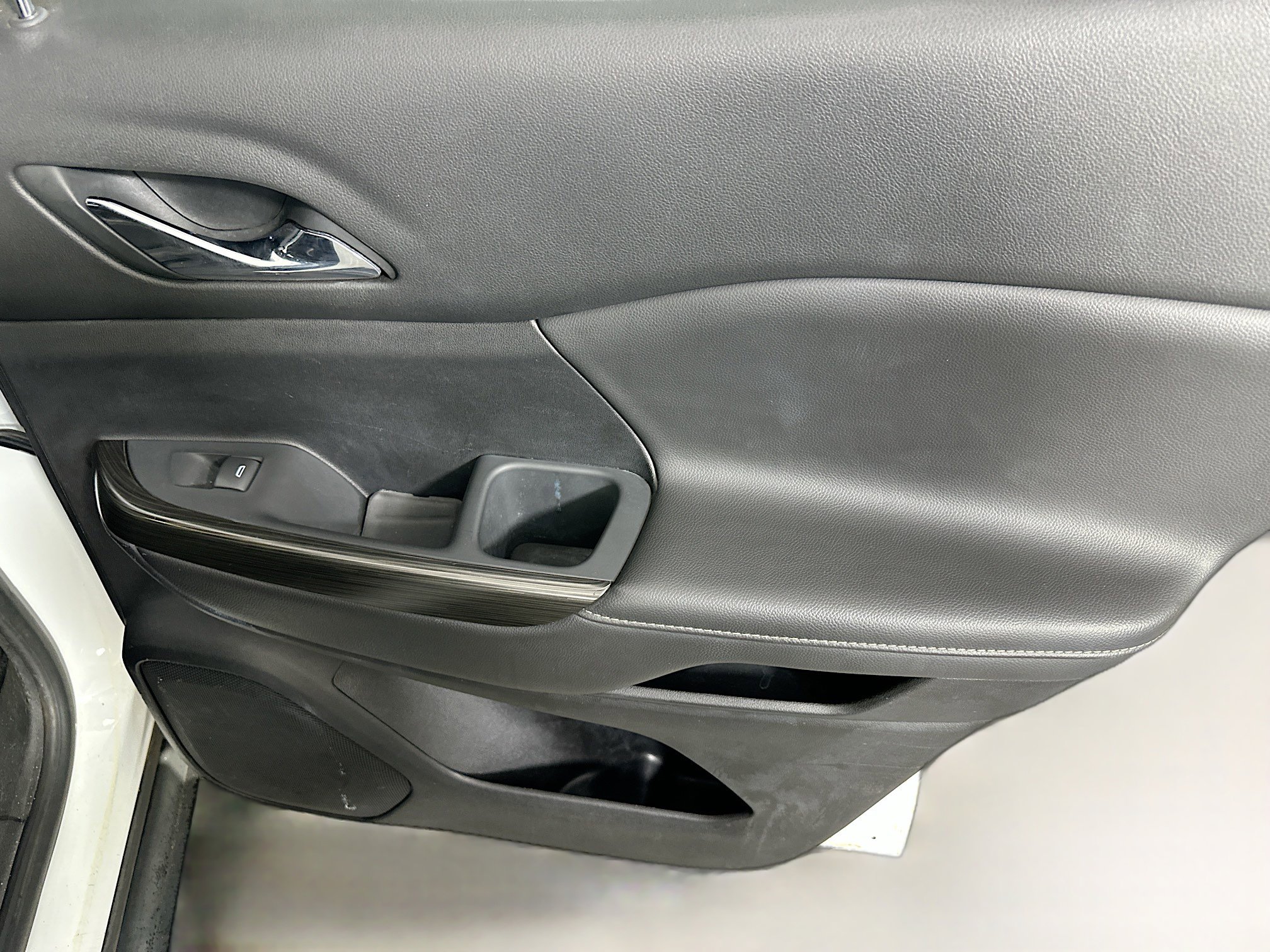 Used 2023 GMC Acadia SLT image 30