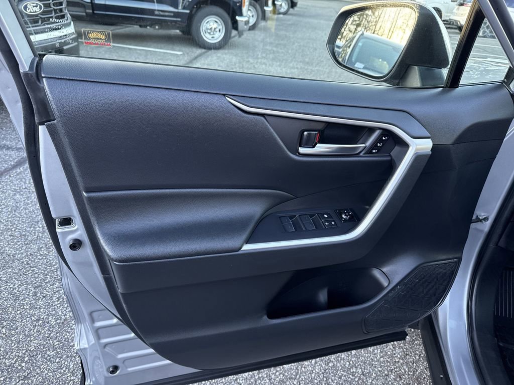 Used 2022 Toyota RAV4 XLE Premium image 10