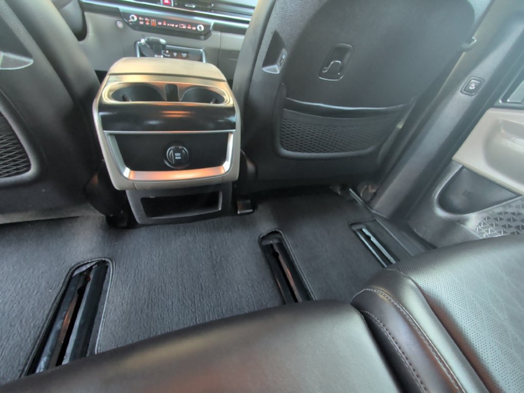 Used 2025 Kia Carnival FWD image 35