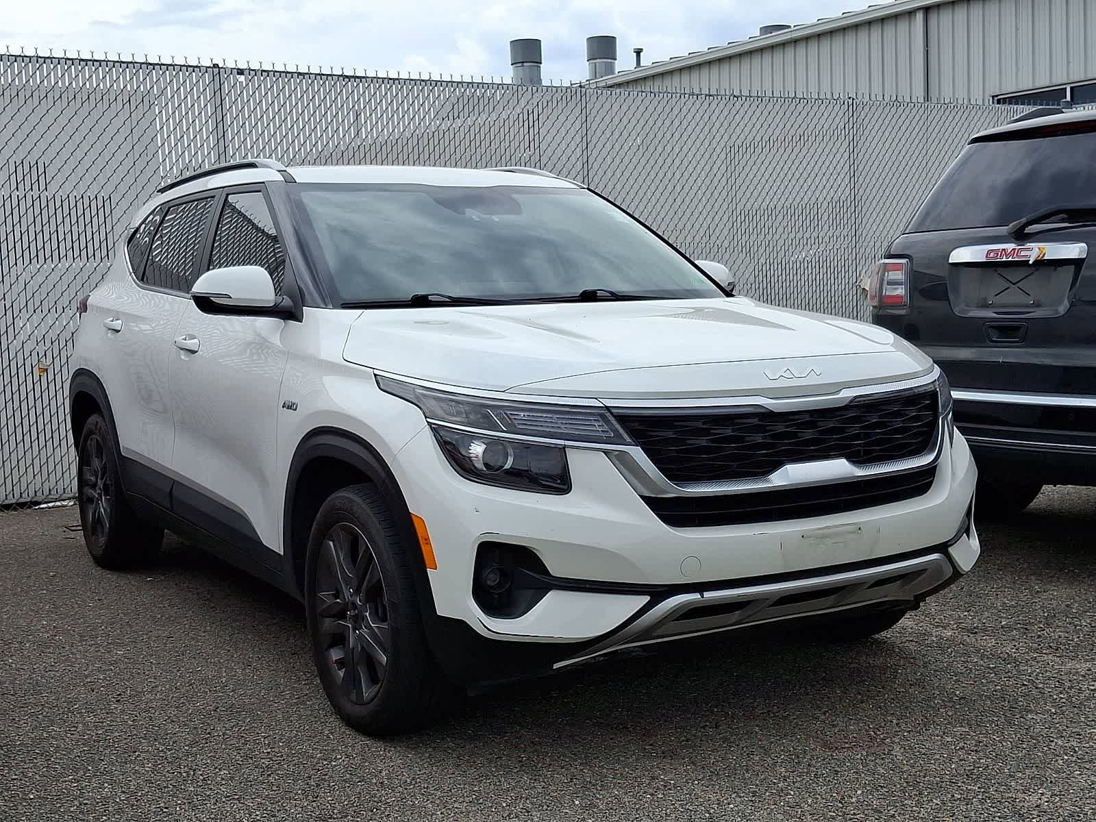 Used 2023 Kia Seltos S w/ Navigation Package AWD/4WD image 2
