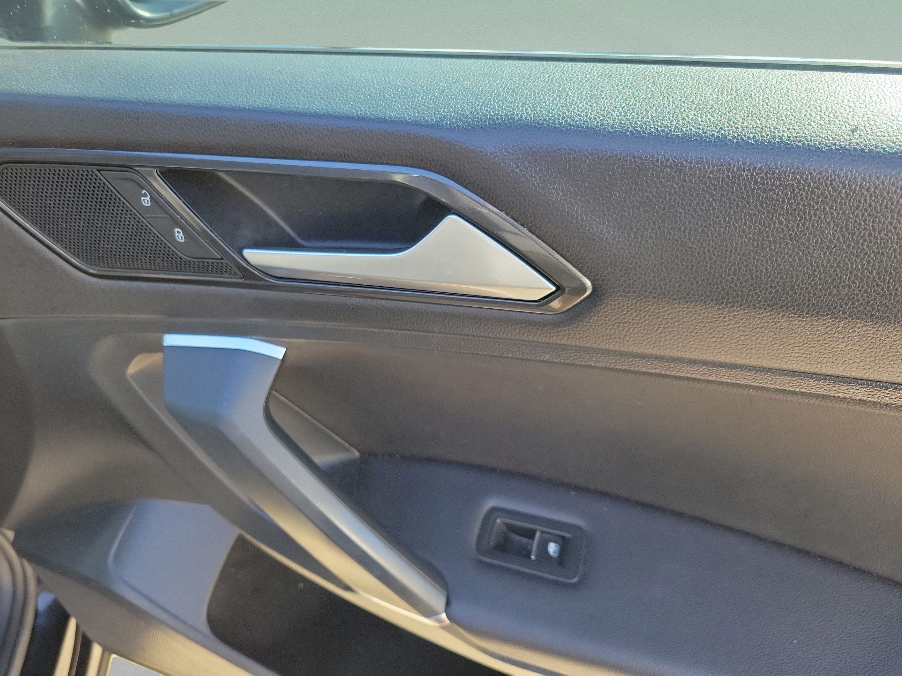 Used 2018 Volkswagen Tiguan SE w/ Panoramic Sunroof Package FWD image 30