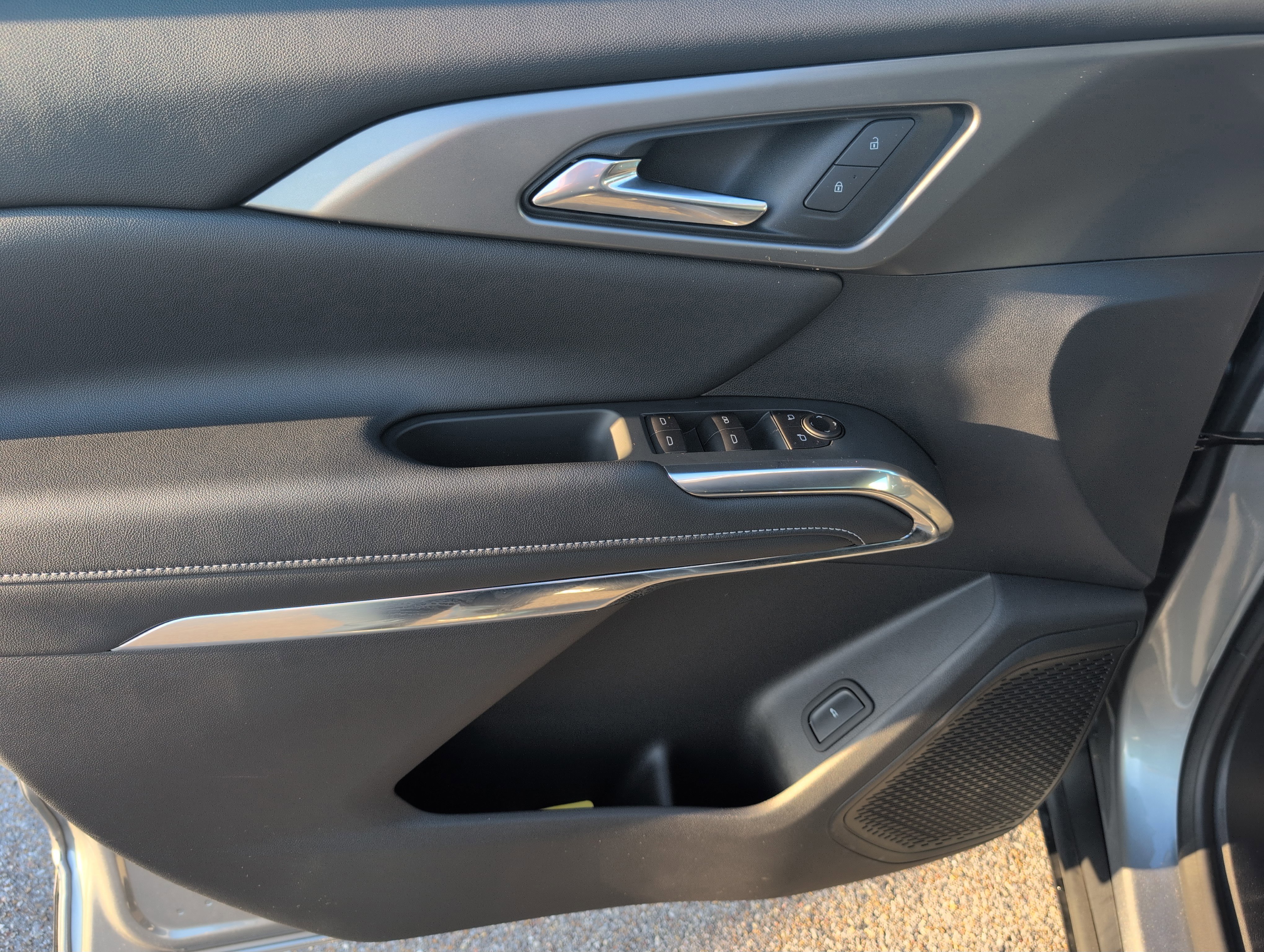 Used 2025 Chevrolet Traverse LT image 11