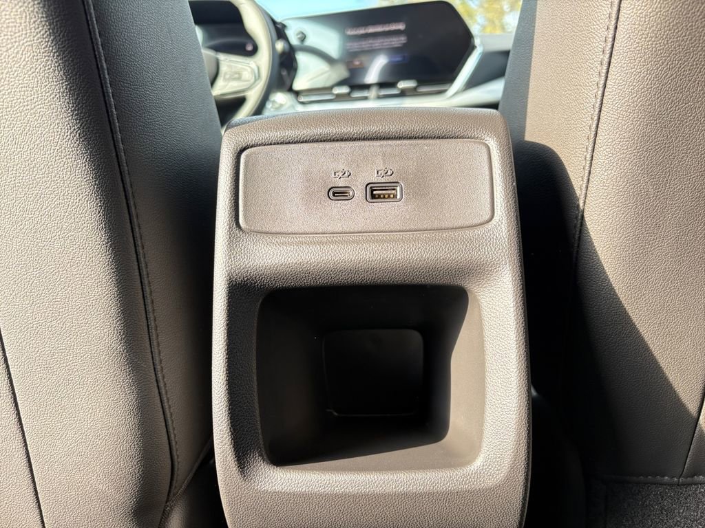 Used 2025 Chevrolet Trax LT w/ LT Convenience Package FWD image 5