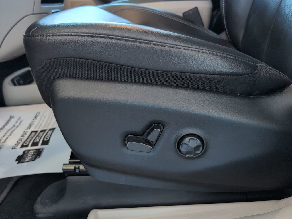 Used 2024 Chrysler Pacifica Touring-L image 23