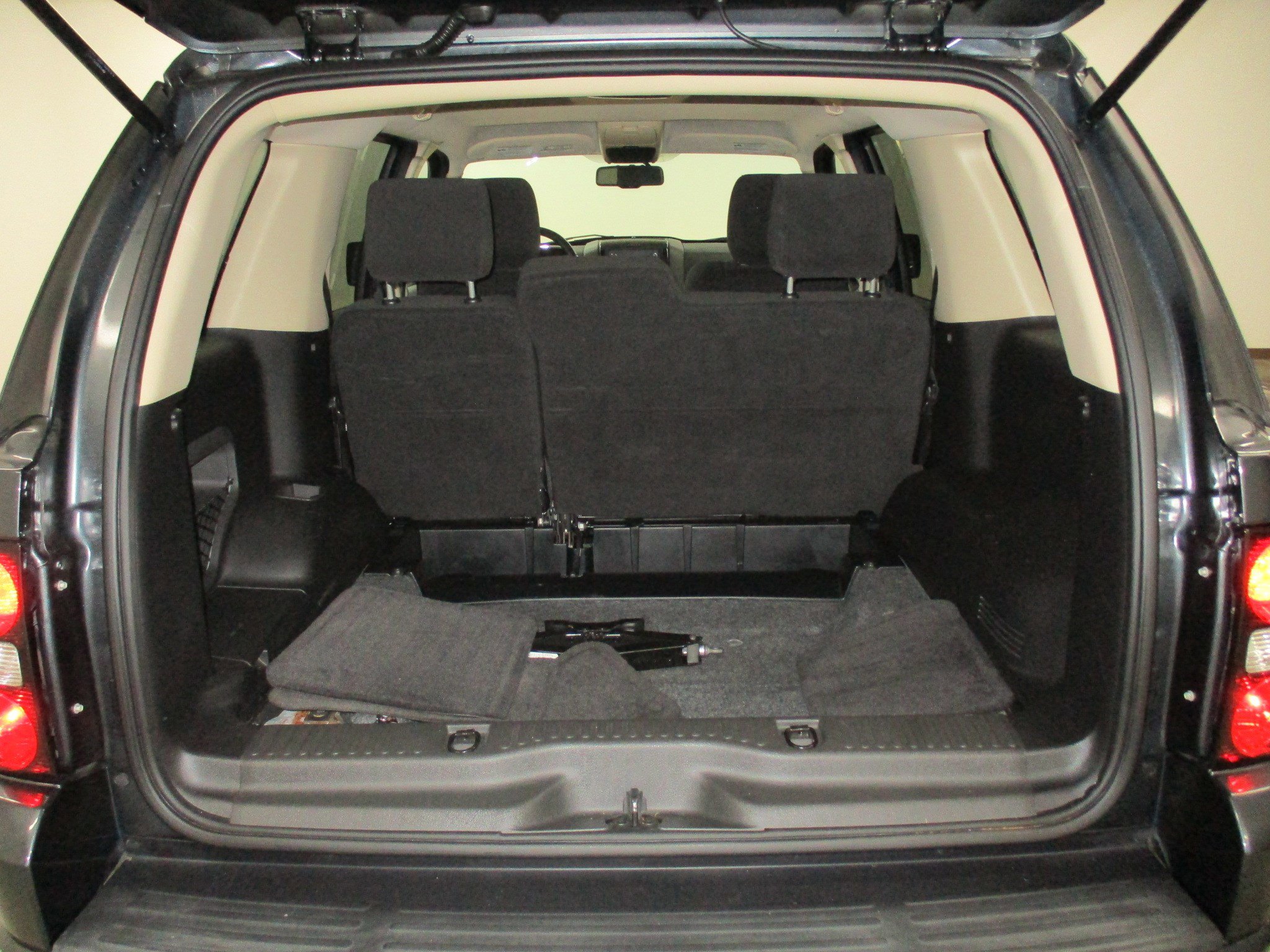 Used 2010 Ford Explorer XLT image 7