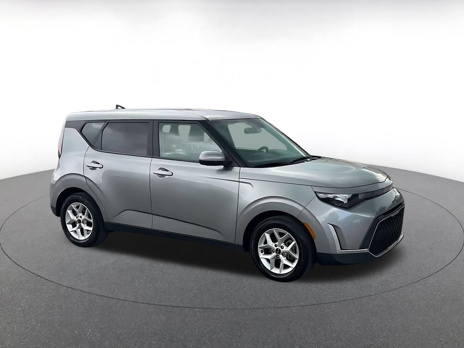 Used 2025 Kia Soul LX w/ LX Technology Package FWD image 2