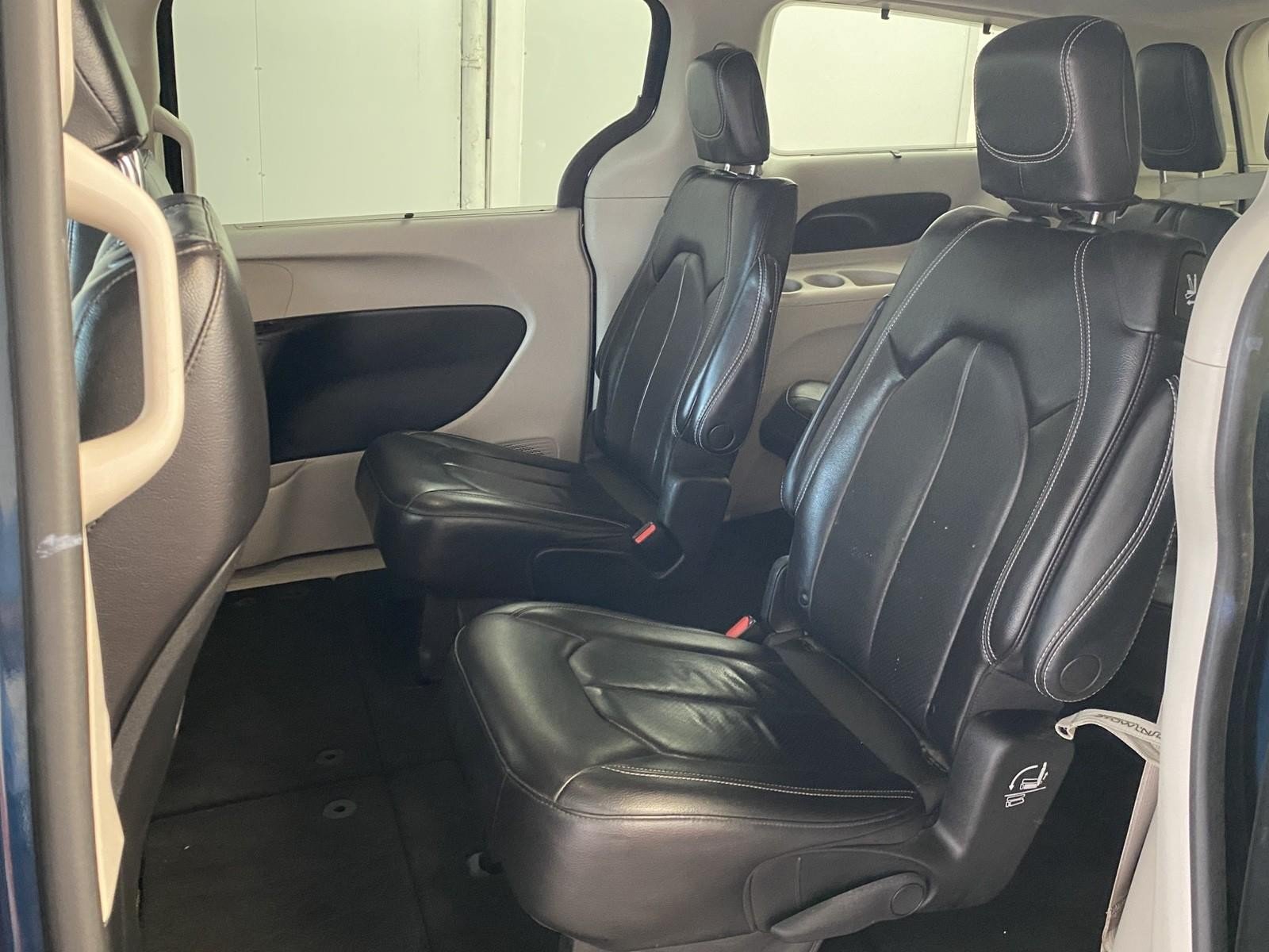 Used 2022 Chrysler Pacifica Touring-L FWD image 15