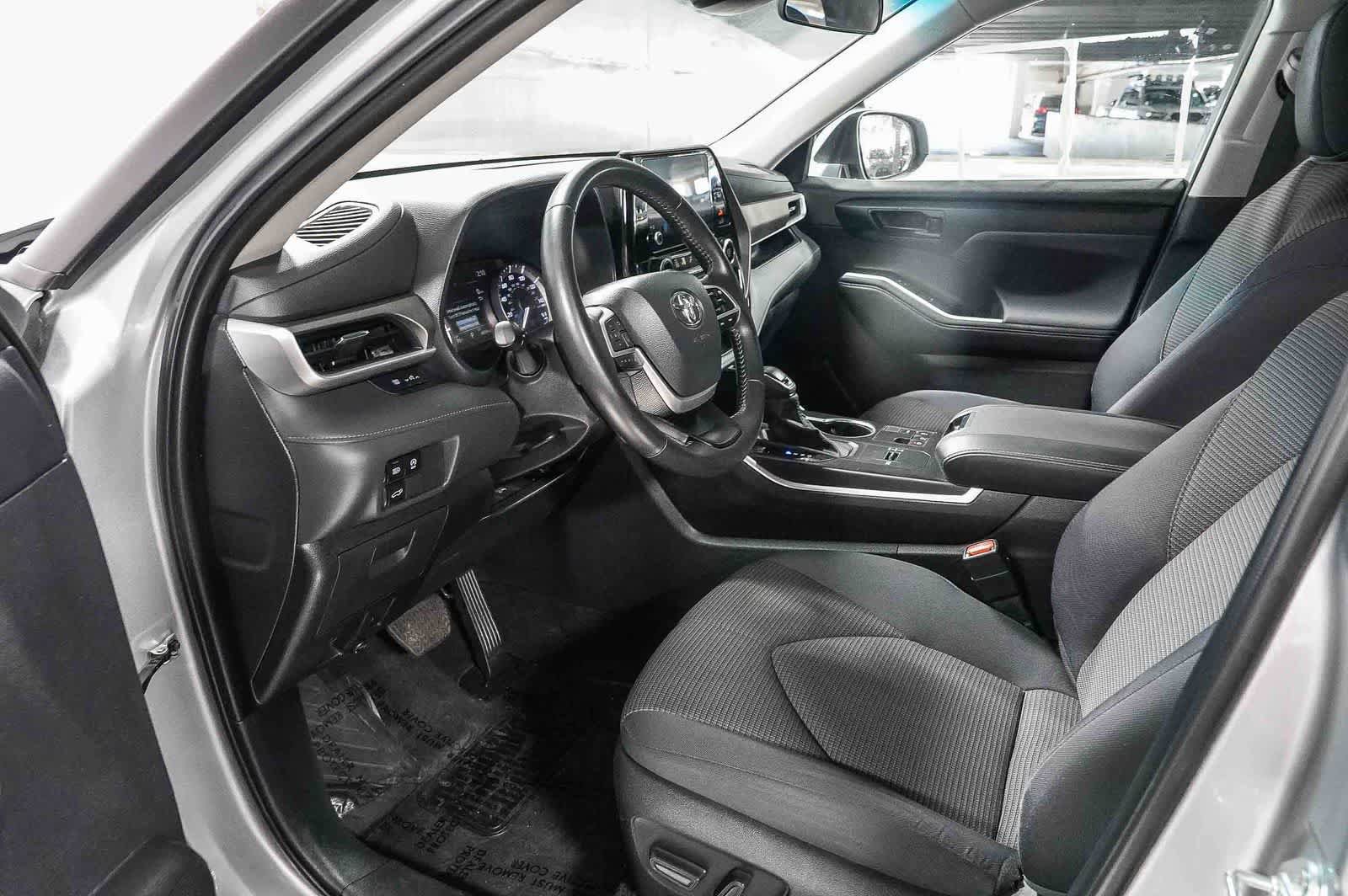 Used 2025 Toyota Highlander LE FWD image 17