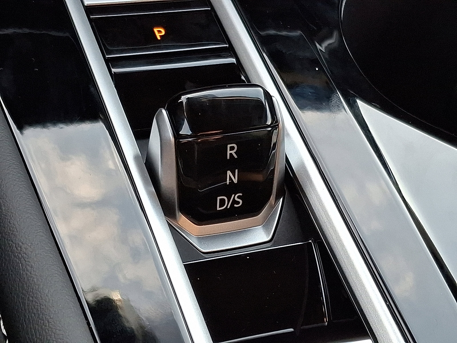 New 2025 Volkswagen Atlas SE image 8