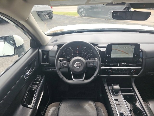 Used 2023 Nissan Pathfinder SL image 3