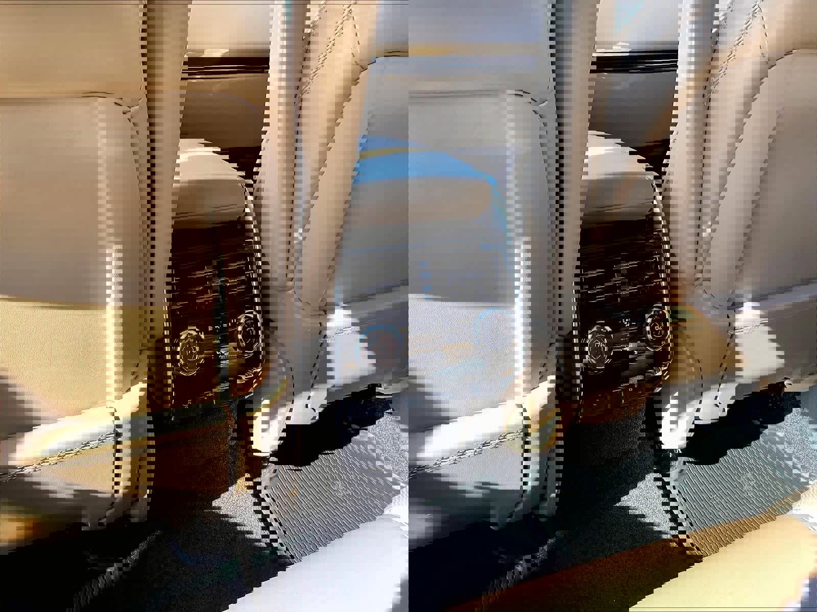 Used 2023 Land Rover Range Rover Long Wheelbase SE image 37