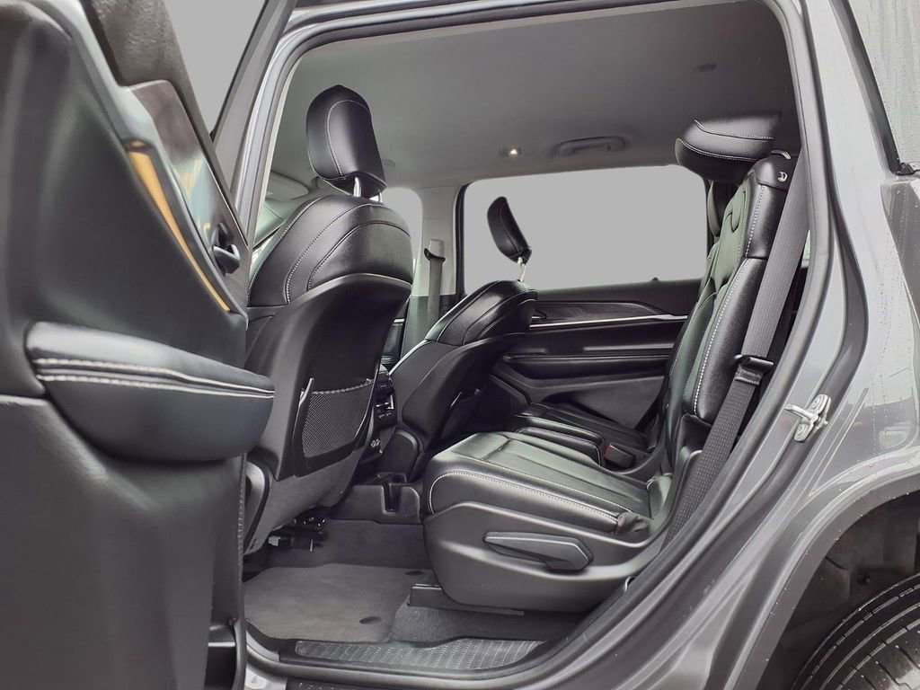 Used 2023 Jeep Grand Cherokee L Limited w/ Black Appearance Package image 26