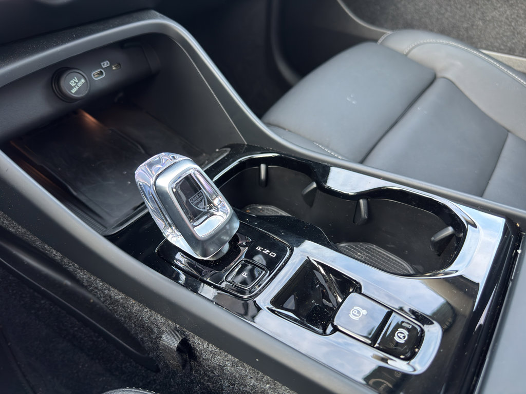 Used 2025 Volvo XC40 B5 Plus image 17