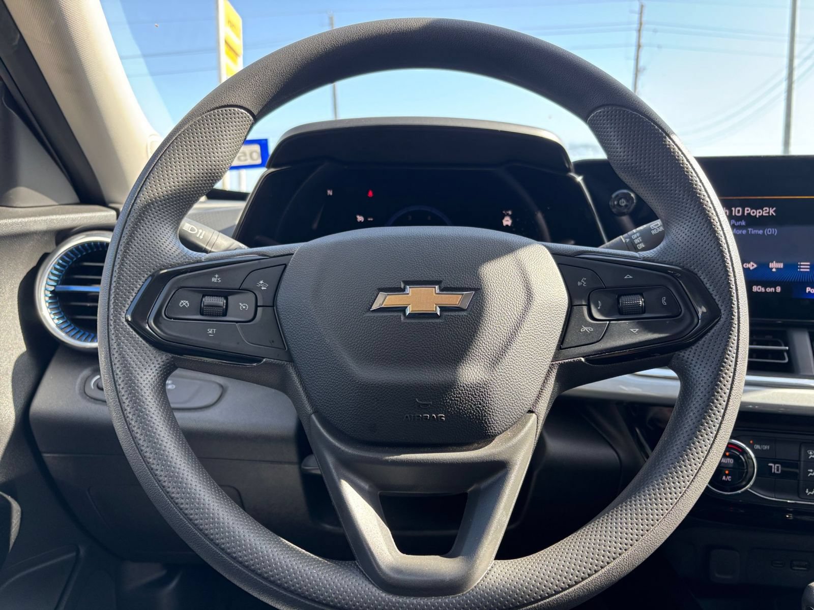 Used 2025 Chevrolet Trax LT FWD image 22