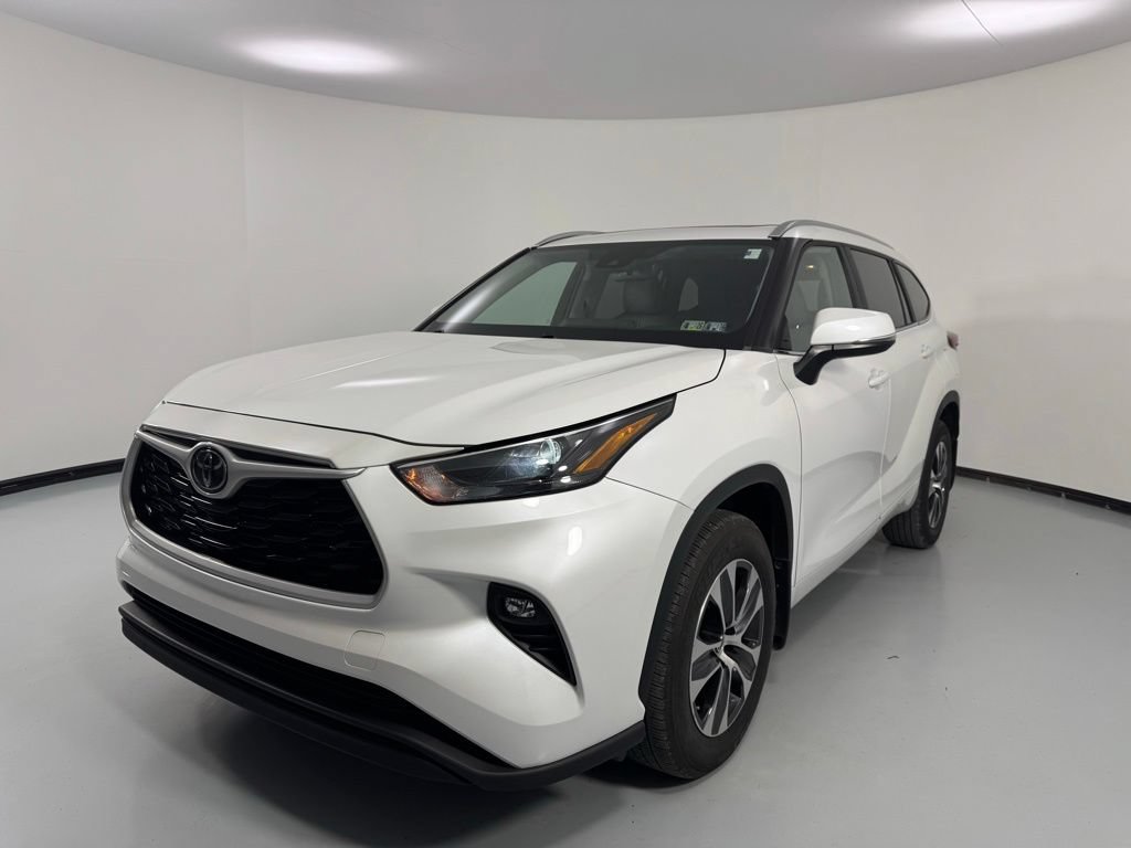Used 2023 Toyota Highlander XLE AWD/4WD image 3