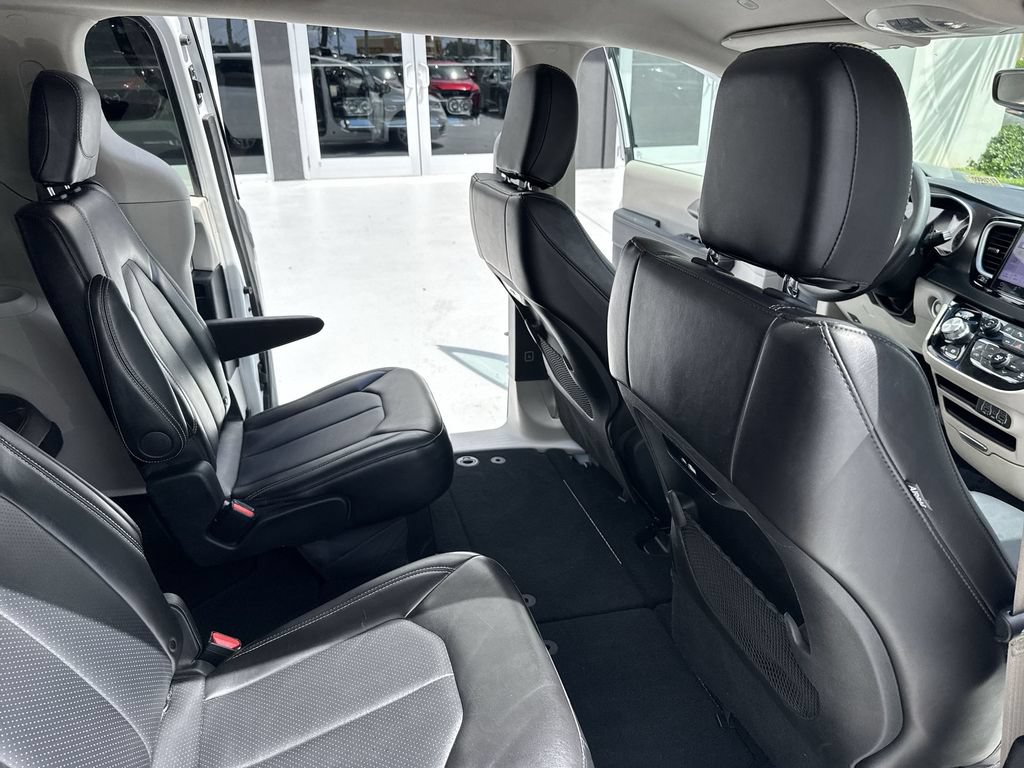Used 2024 Chrysler Pacifica Touring-L FWD image 33