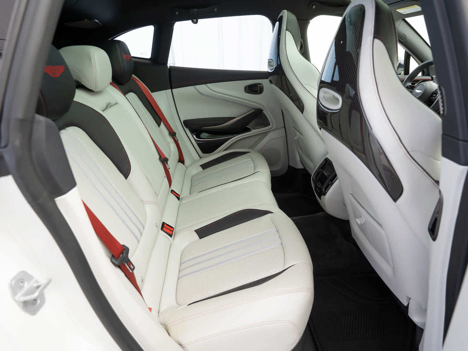 Used 2025 Aston Martin DBX 707 AWD/4WD image 11