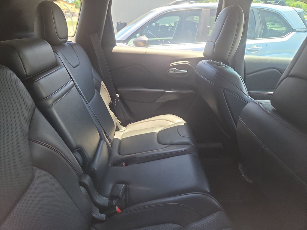 Used 2016 Jeep Cherokee Trailhawk w/ Comfort/Convenience Group AWD/4WD image 12