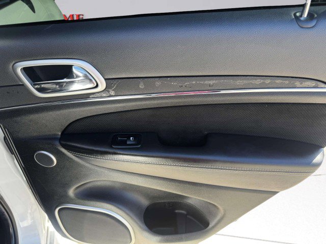 Used 2015 Jeep Grand Cherokee SRT image 45