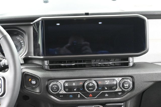 Used 2024 Jeep Wrangler Unlimited AWD/4WD image 24