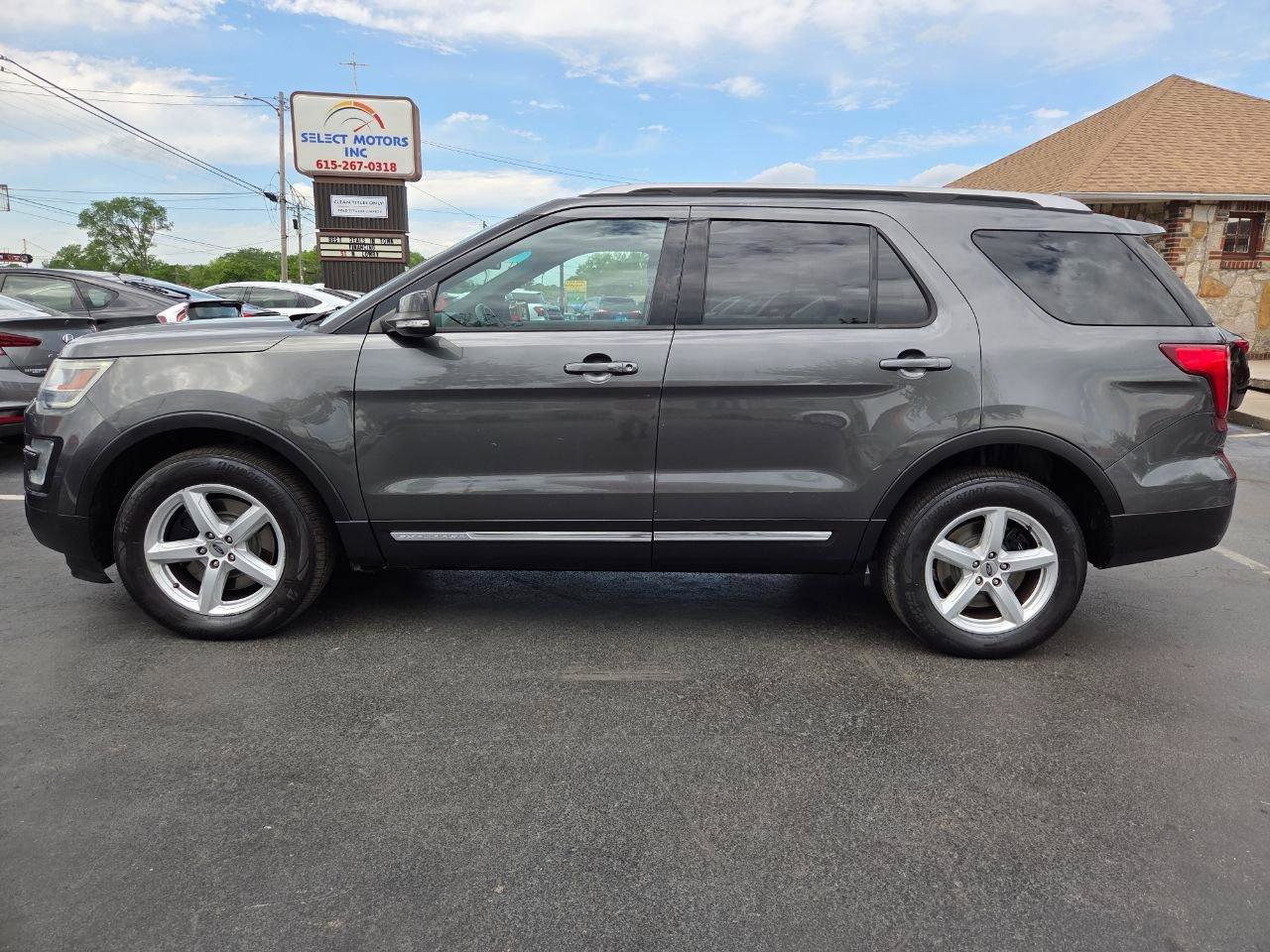 Used 2017 Ford Explorer XLT w/ Equipment Group 202A image 3