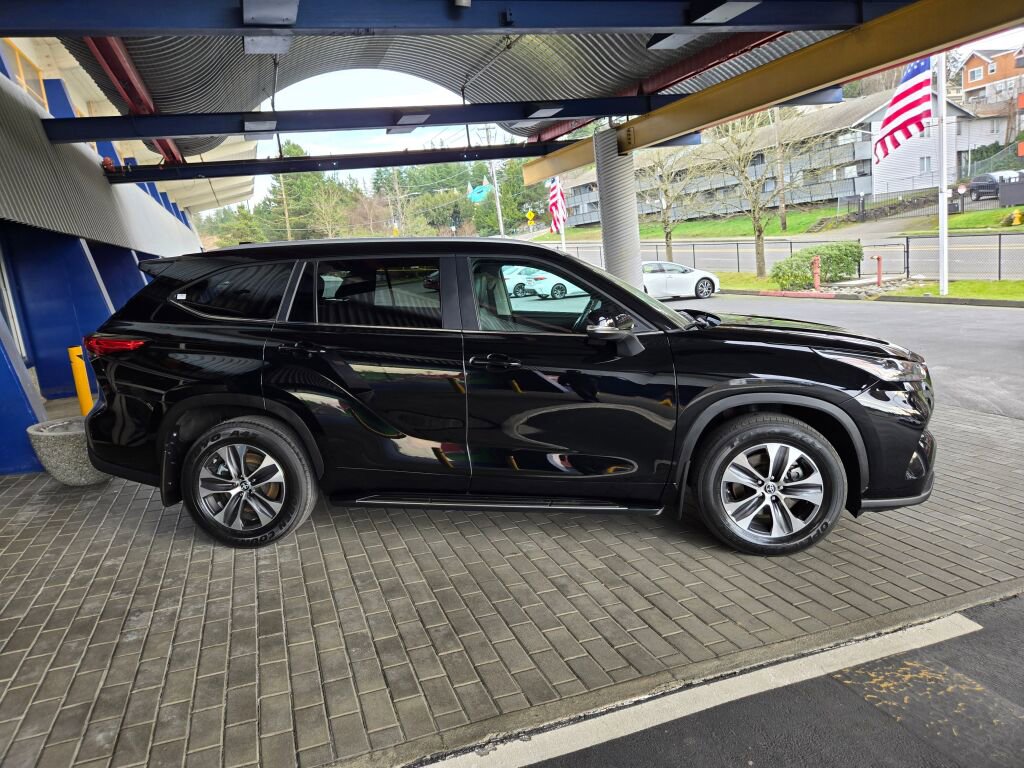 Used 2023 Toyota Highlander XLE image 4