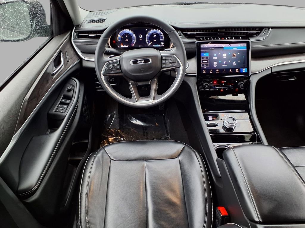 Used 2023 Jeep Grand Cherokee L Limited w/ Black Appearance Package image 4