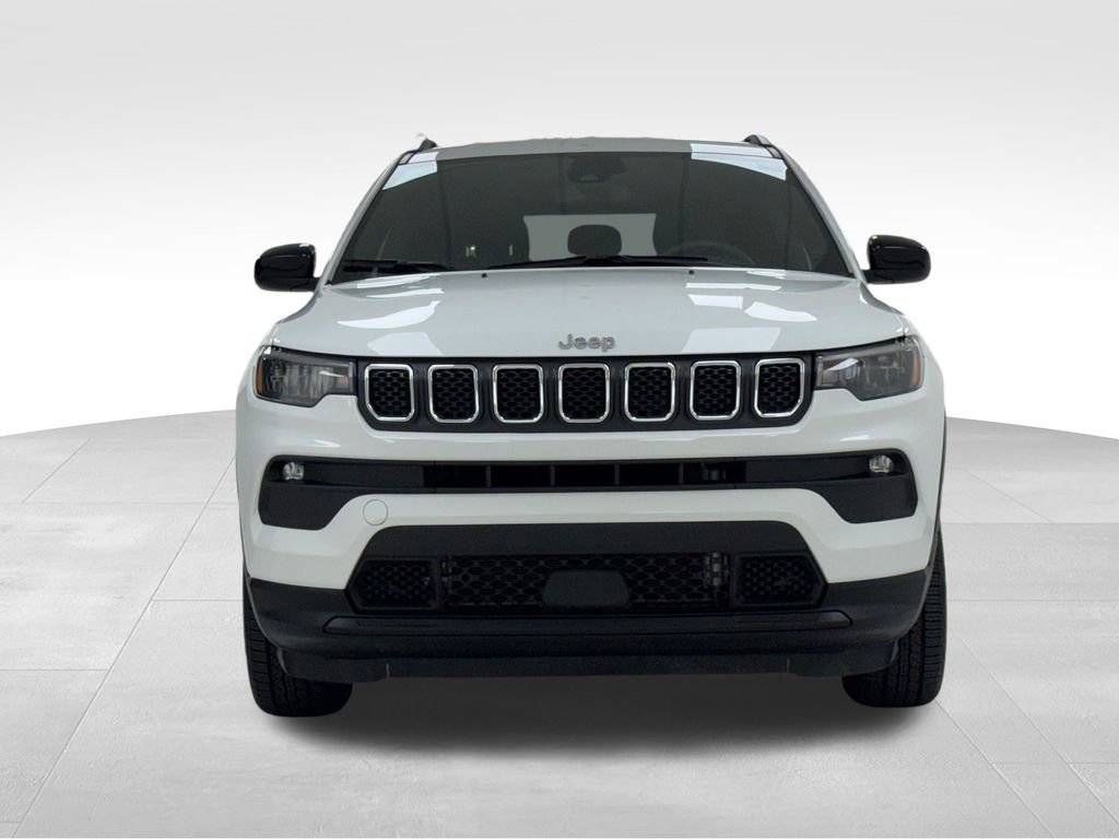 Used 2024 Jeep Compass Latitude image 2