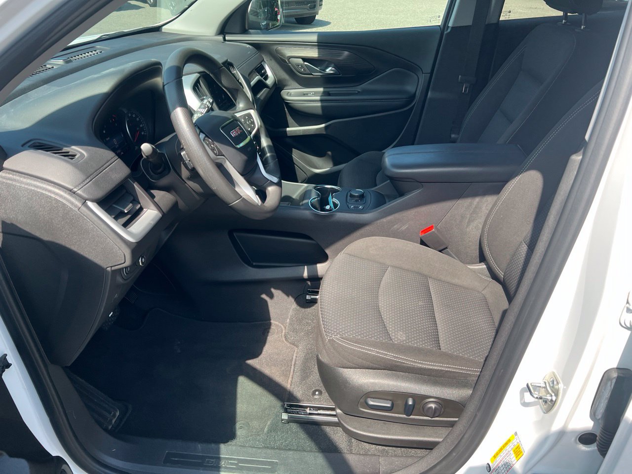 Used 2024 GMC Terrain SLE w/ Driver Convenience Package FWD image 10