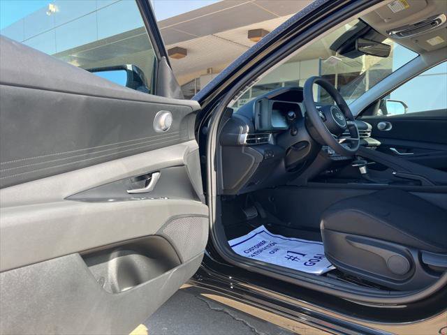 Used 2025 Hyundai Elantra SE image 6