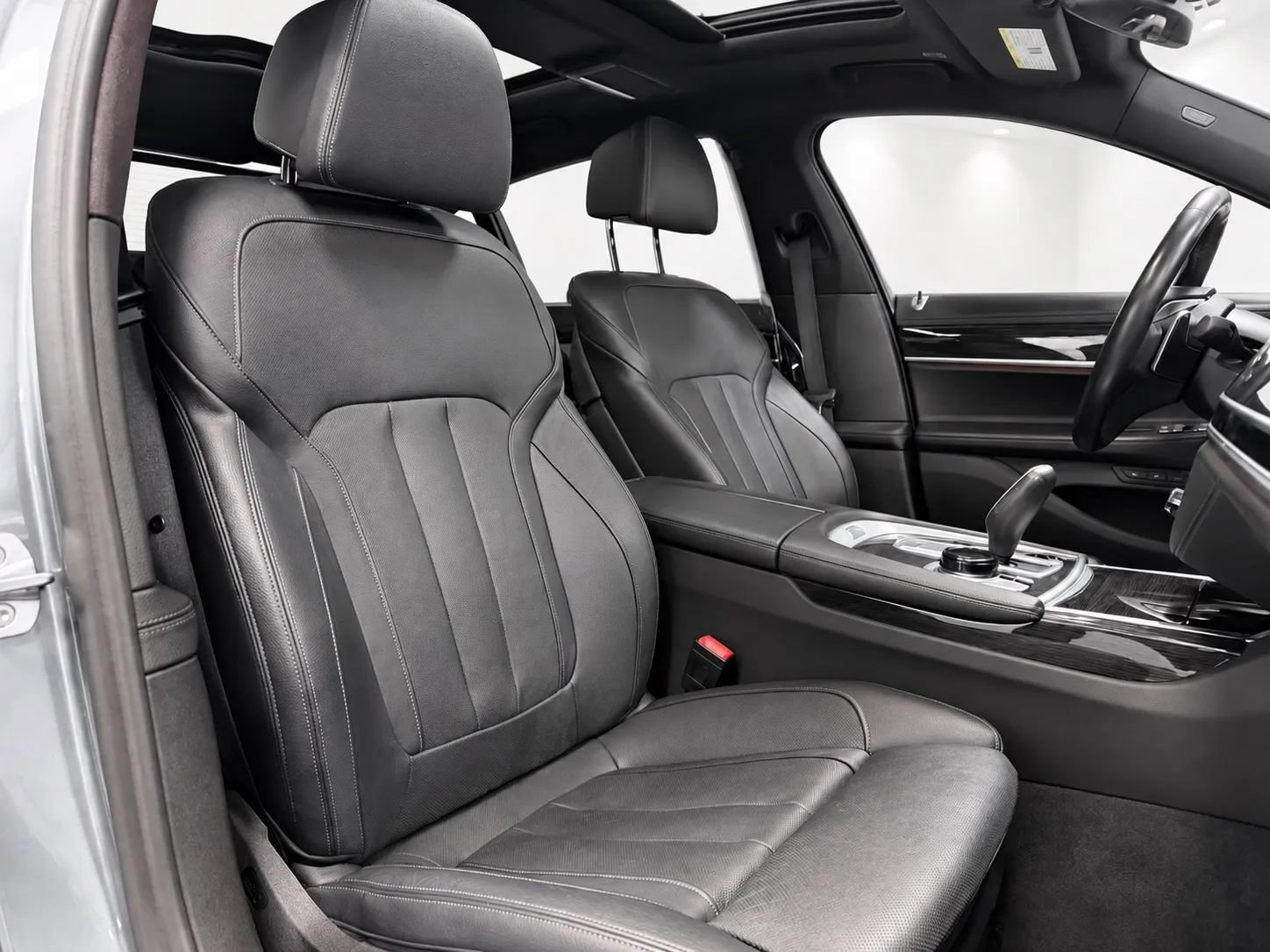 Used 2019 BMW 740i w/ Executive Package RWD image 27