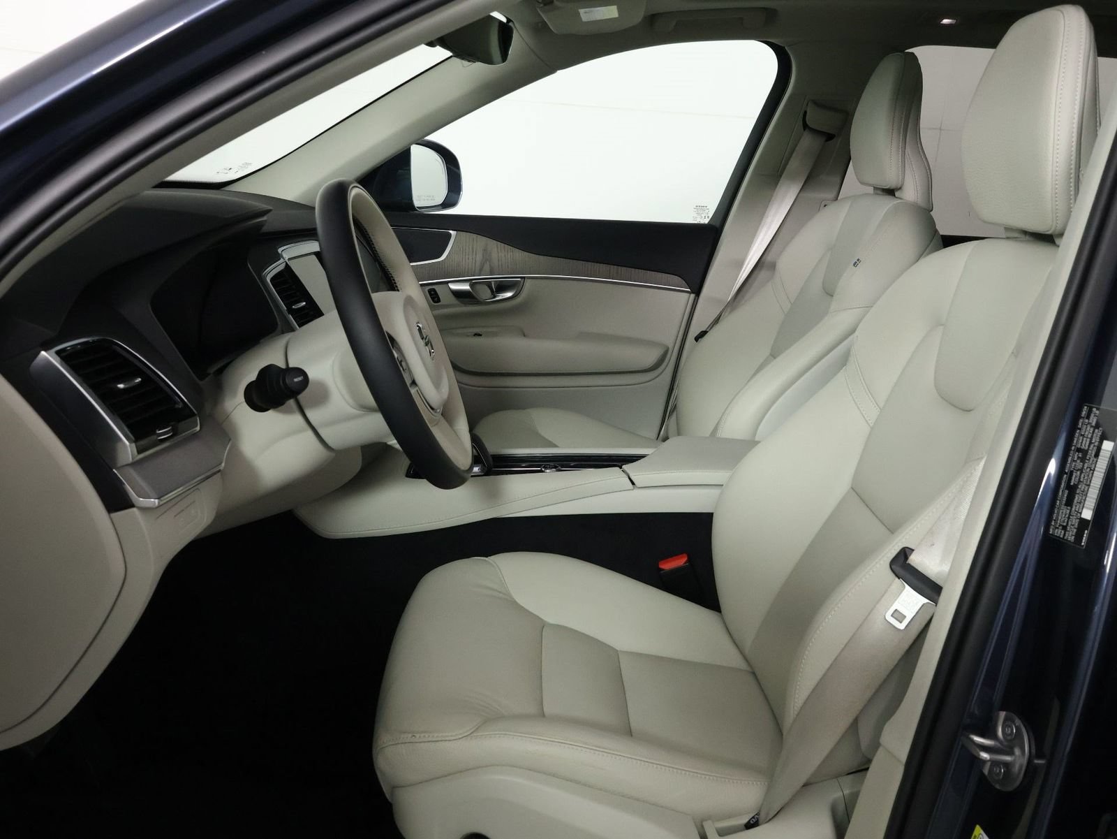 Certified 2025 Volvo XC90 T8 Plus w/ Protection Package Premier AWD/4WD image 31