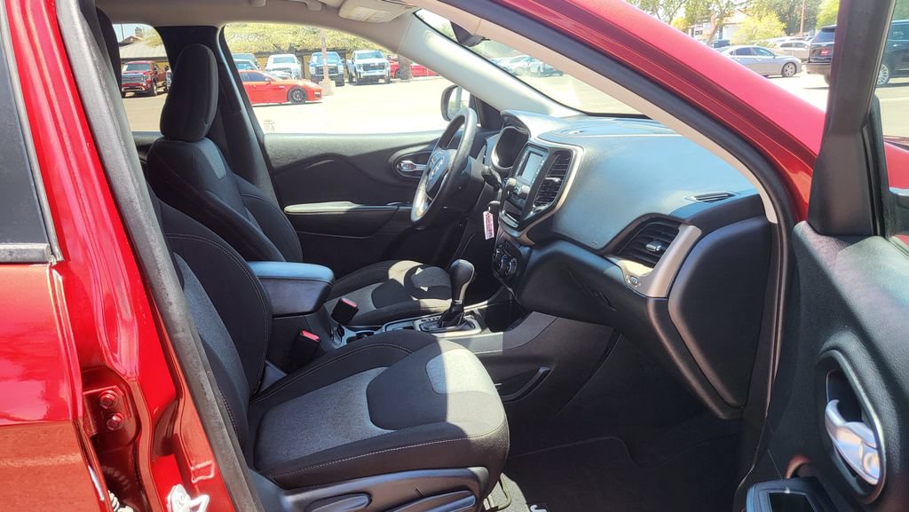 Used 2016 Jeep Cherokee Sport FWD image 18