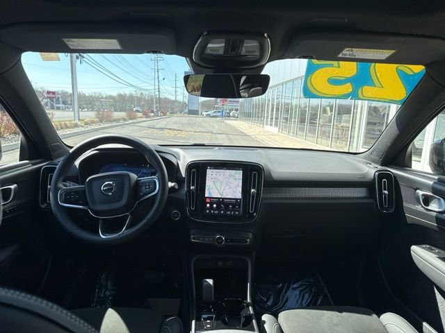 Certified 2025 Volvo XC40 B5 Plus image 17