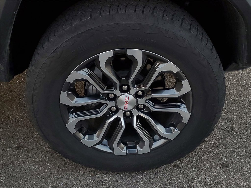 Used 2025 GMC Canyon Denali image 4