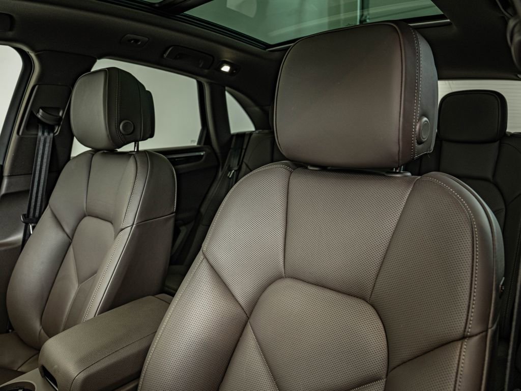 Certified 2025 Porsche Macan AWD/4WD image 37