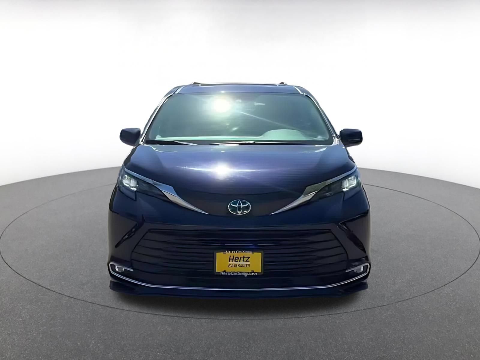 Used 2024 Toyota Sienna XLE FWD image 4