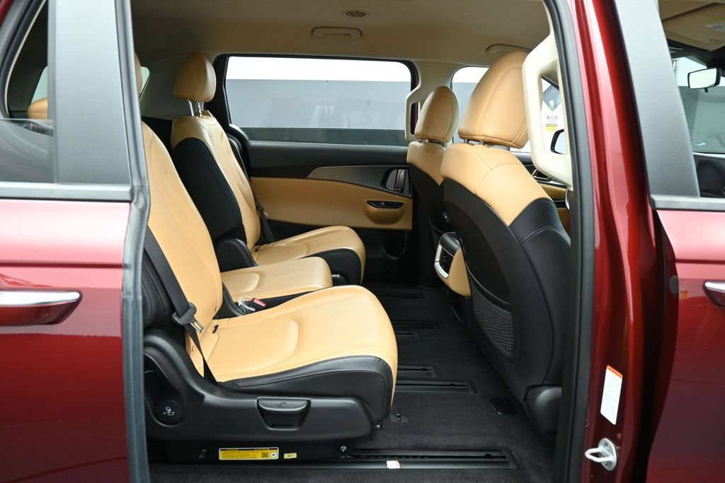 Used 2024 Kia Carnival LX FWD image 35