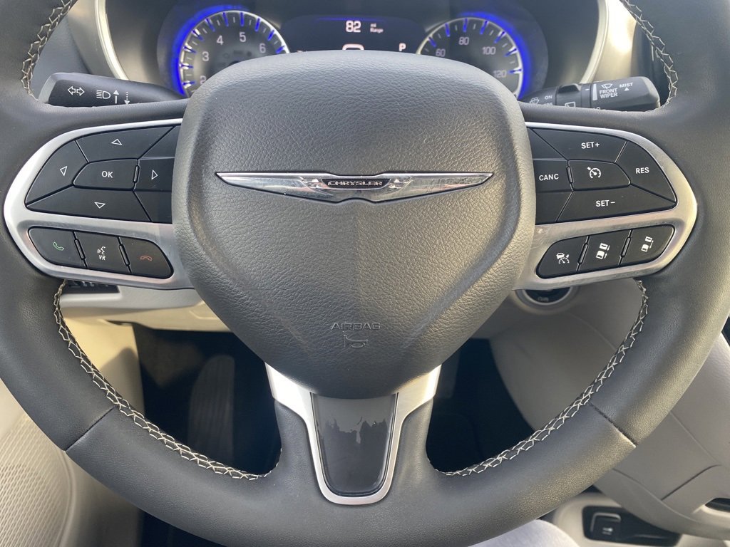 Used 2024 Chrysler Pacifica Touring-L image 9