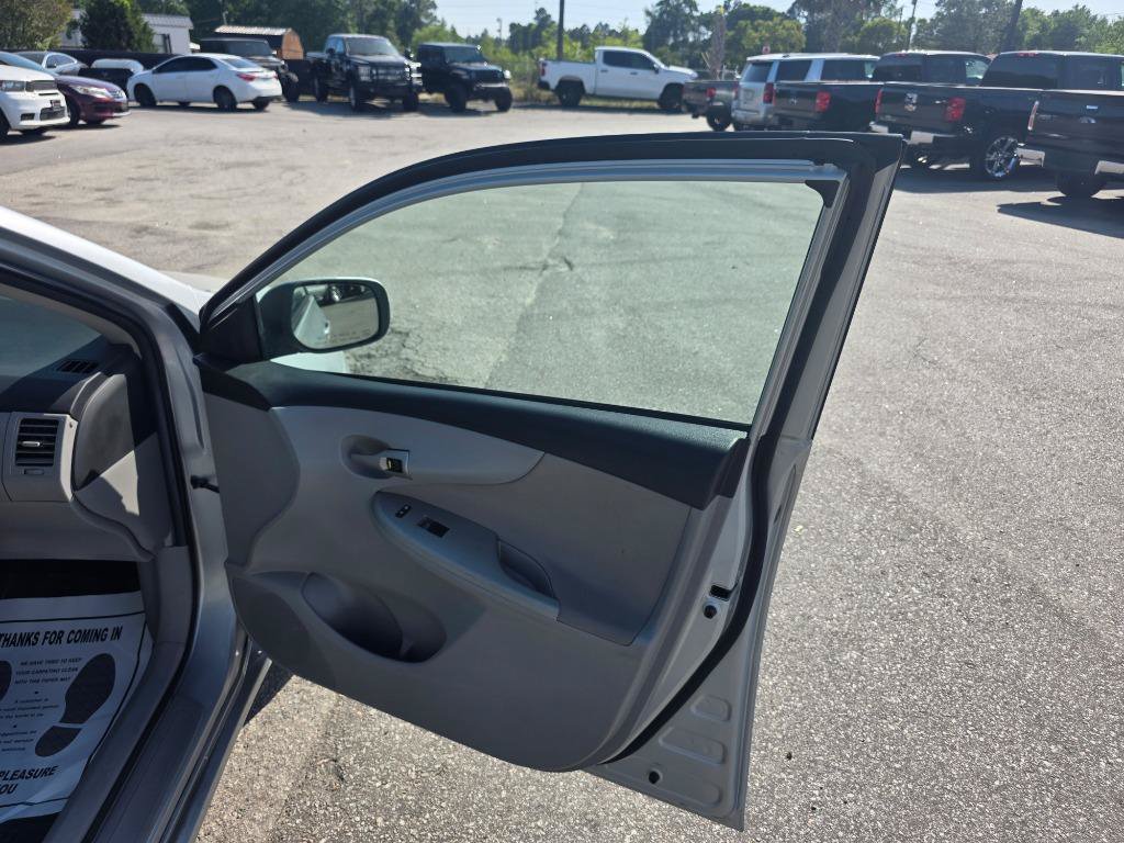 Used 2013 Toyota Corolla LE FWD image 10