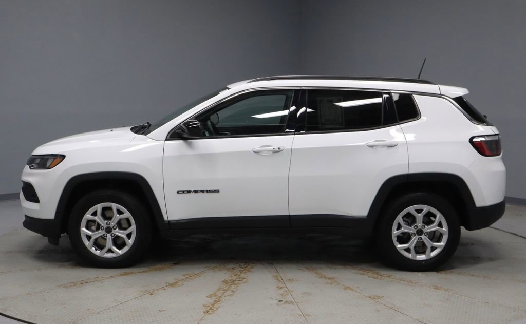 Used 2025 Jeep Compass Latitude AWD/4WD image 7
