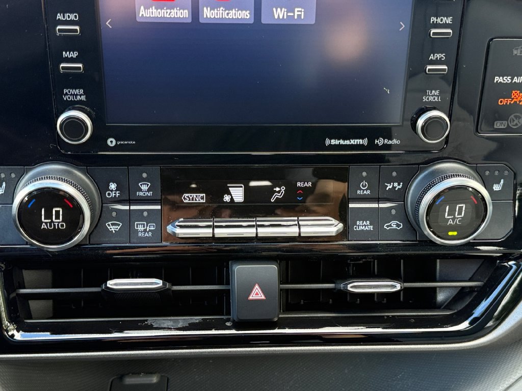 Used 2022 Toyota Highlander XLE AWD/4WD image 16