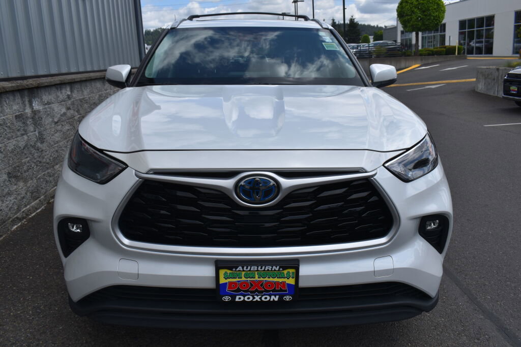 Used 2022 Toyota Highlander XLE AWD/4WD image 2