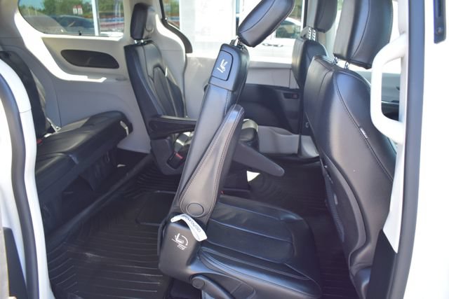 Used 2020 Chrysler Pacifica Touring-L FWD image 42